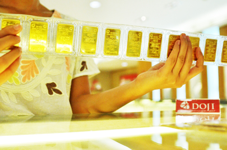 Giá vàng tiếp tục sụt giảm