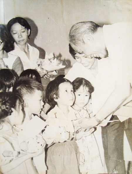 Ông Nguyễn Xuân Hữu - nguyên Bí thư Tỉnh ủy  Phú Khánh (cũ) thăm và tặng quà cho học sinh của nhà trường năm học 1984 - 1985. (Ảnh tư liệu) 