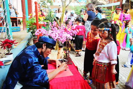 Trẻ thích thú tham gia Lễ hội dân gian