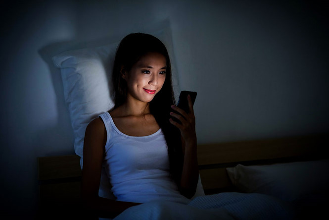 Ánh sáng từ điện thoại đe dọa giấc ngủ ngon