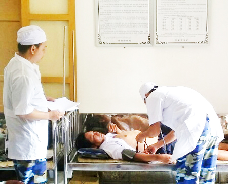 Cứu tàu cá và 10 ngư dân bị nạn ở Trường Sa