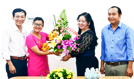 Tỉnh đoàn thăm, tặng hoa Trường Đại học Khánh Hòa