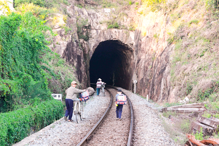 Chui qua hầm đường sắt để đi học