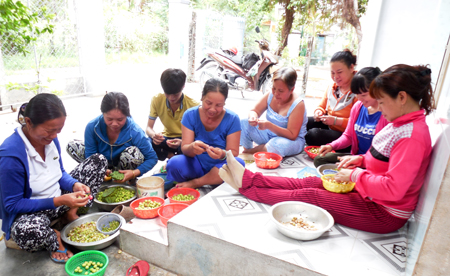 Hoạt động tại Tổ Phụ nữ đảm đang bóc vỏ hạt sen ở phường Cam Phúc Bắc (TP. Cam Ranh)