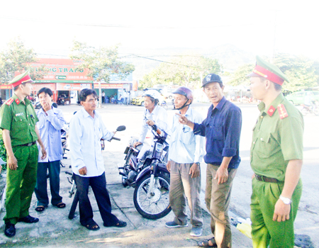 Công an phường Cam Lộc nắm bắt tình hình an ninh trật tự  cùng các thành viên Đội xe thồ tự quản phường