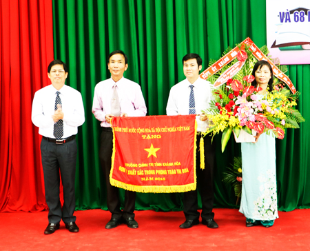 Đồng chí Nguyễn Tấn Tuân trao cờ thi đua của Thủ tướng Chính phủ cho trường