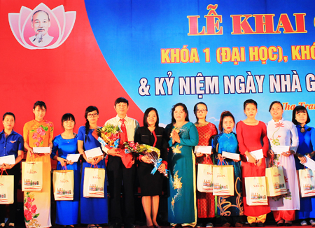 Đại diện Báo Khánh Hòa và Công ty Cổ phần Bia Sài Gòn trao học bổng cho các sinh viên