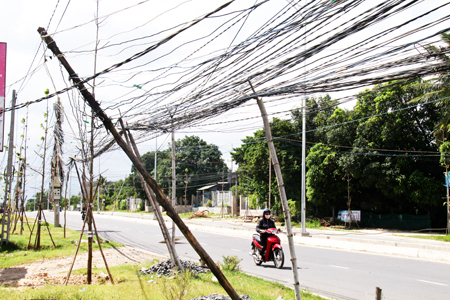 Hệ thống dây điện chằng chịt mất an toàn, mất mỹ quan ở phường Cam Phú