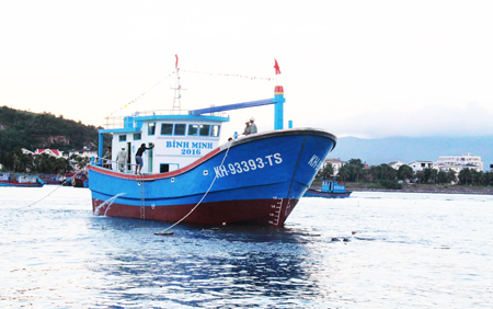 Hạ thủy thành công tàu cá vỏ composite đóng mới theo Nghị định 67