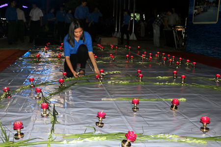 Thắp nến tưởng niệm nạn nhân tử vong vì tai nạn giao thông