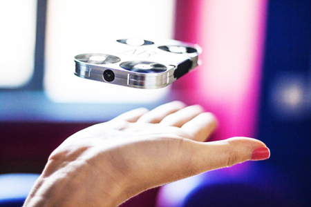 Máy bay siêu nhỏ hỗ trợ chụp ảnh tự sướng