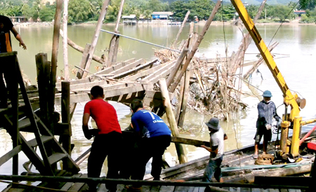 Xây dựng lại cầu gỗ Phú Kiểng