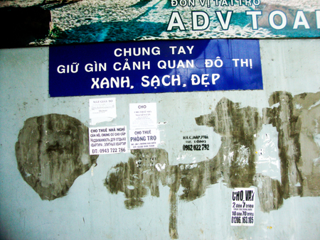 Dán quảng cáo sai quy định