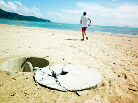 2 hầm bi trên bãi biển