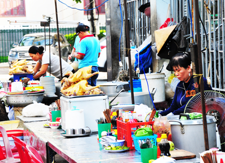 Nhiều quán thức ăn đường phố ở TP. Nha Trang chưa thực hiện đúng 10 tiêu chí theo quy định