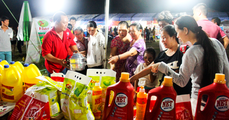 Người dân tham quan, mua sắm tại phiên chợ Hàng Việt về nông thôn tại huyện Vạn Ninh.      