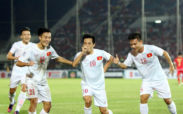 Văn Quyết (10) và các đồng đội thể hiện sự vui mừng sau bàn thắng đầu tiên tại AFF Cup 2016. Ảnh: Đức Đồng.