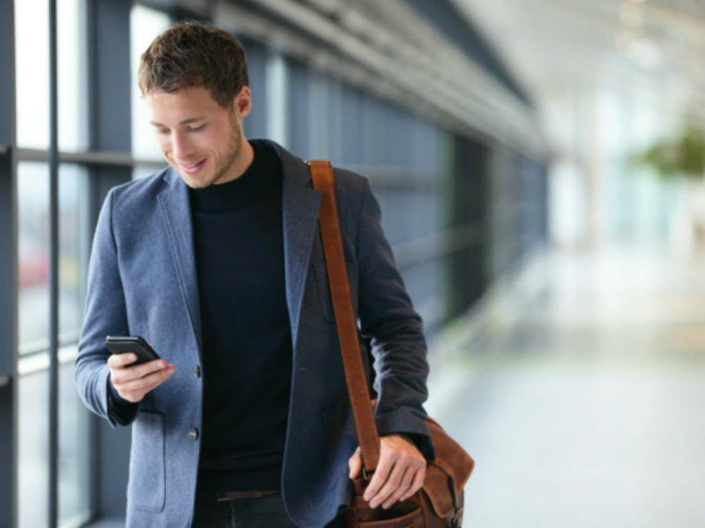 Tác hại của thói quen vừa đi vừa nhắn tin điện thoại