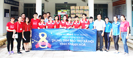 Tặng quà cho Trung tâm Bảo trợ xã hội tỉnh