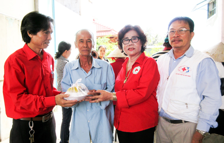 Chị Kim Anh trao cơm từ thiện cho bệnh nhân nghèo