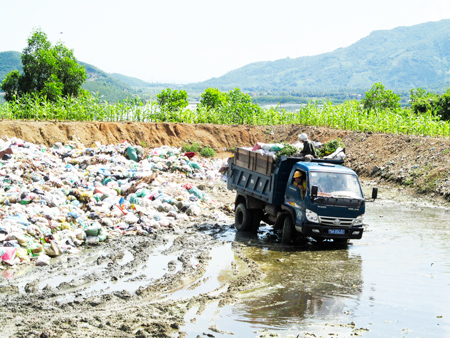 Bãi rác liên xã Ninh Ích - Ninh Lộc sình lầy nên xe vận chuyển khó khăn