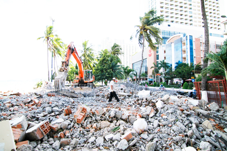 Tháo dỡ cửa hàng mỹ nghệ cũ