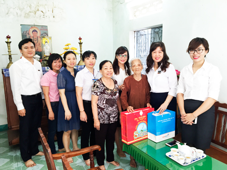 Lãnh đạo và nhân viên Vietinbank Khánh Hòa đến thăm, tặng quà mẹ Trần Thị Xài