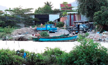 Hút cát trái phép trên sông Quán Trường