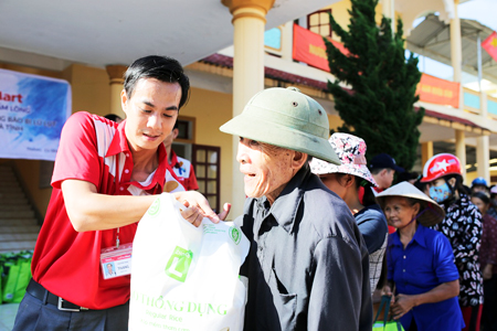 Trao 600 phần quà cho người dân miền Trung