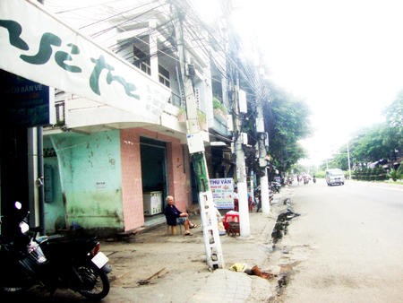 Trụ điện bị nghiêng