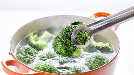 Những loại rau nào khi chế biến không nên đun kỹ?