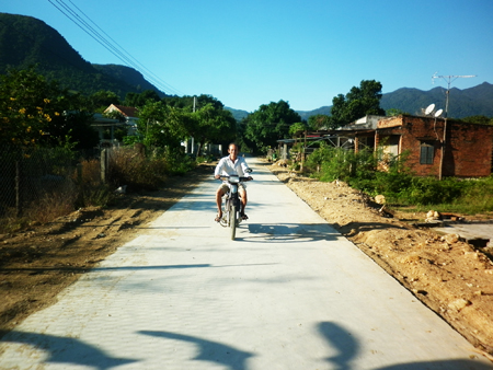 Người dân phấn khởi khi có con đường mới bê tông