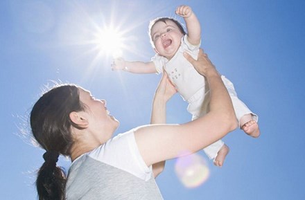 Trẻ ít tắm nắng dễ bị thấp còi