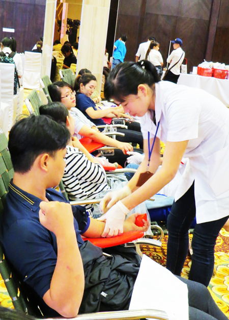 Hơn 350 người tham gia hiến máu nhân đạo