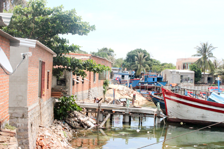 Sẽ thí điểm thu gom rác thải trên vịnh Vân Phong