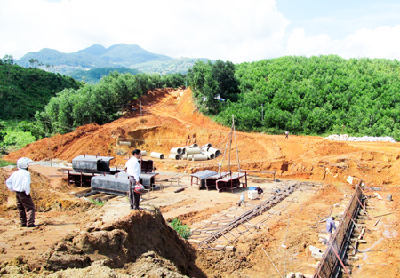 Ưu tiên phát triển đường vào khu vực sản xuất Hoàn thiện hệ thống cầu vượt lũ