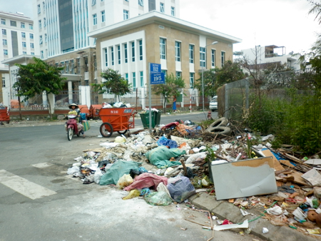 Rác chiếm lòng, lề đường