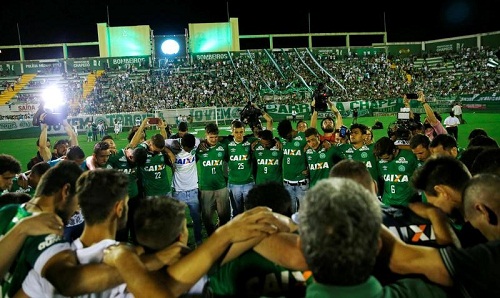 Tất cả trận đấu cuối tuần dành phút mặc niệm cho Chapecoense