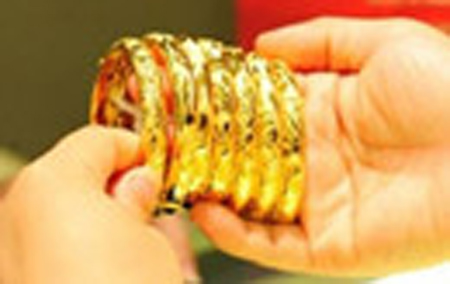 Giá vàng SJC tăng cao, giá vàng thế giới giảm nhẹ