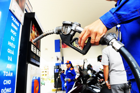 OPEC giảm sản lượng, giá dầu tăng mạnh