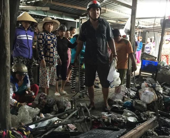 Người dân thẩn thờ vì hỏa hoạn diễn ra quá bất ngờ.