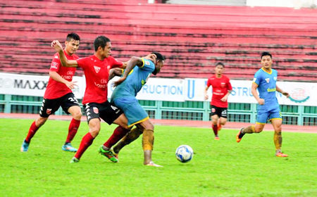 Sanna Khánh Hòa - Biển Việt Nam (xanh)  trong trận đấu tập huấn với Long An. Ảnh: Internet