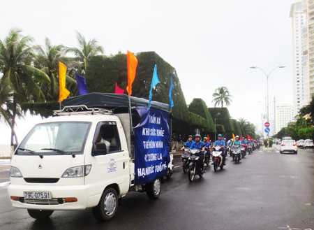 Đoàn diễu hành qua đường Trần Phú