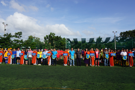 Các đại biểu tặng cờ lưu niệm cho các đoàn dự hội thao.