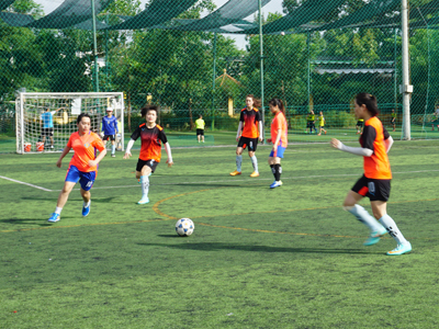 Thi đấu bóng đá nữ giữa đội Khánh Hòa và Lâm Đồng.