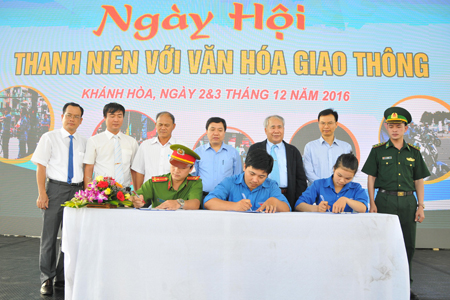  Đại diện thanh niên các địa phương, đơn vị ký cam kết hưởng ứng cuộc vận động Thanh niên với văn hóa giao thông