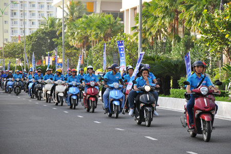 Các đoàn viên, thanh niên diễu hành tuyên truyền trên các tuyến đường chính của TP. Nha Trang