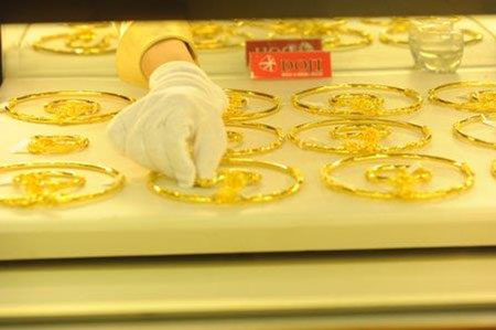 Giá vàng hôm nay 3/12: Tăng nhẹ, le lói hồi sức