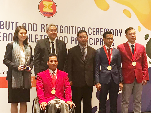 Các VĐV của Việt Nam tại buổi lễ.