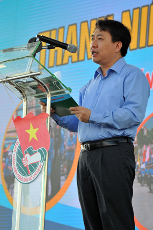 Nguyen Manh Dung speaking at program.